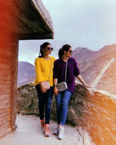 1 Million Followers, Minal Khan, Sister Poses, Friendship Photoshoot, Desi Wedding Dresses, Mahira Khan, Pakistani Fashion Casual, Winter Fashion Outfits Casual, Stay With Me