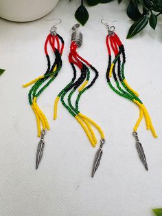 This cute set is definitely a conversational set. The long flowing fringe earrings with a matching long loc or braid jewel will accommodate any of your Rasta style attire. Rasta Friendship Bracelets, Reggae Bracelet, Reggae Keychains, Rasta Style, Rasta Hat, Beehive Design, Rasta Earrings, Clay Set, Desert Hot Springs