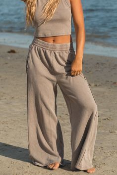 Relaxed Cotton Bottoms For Vacation, Comfortable Cotton Bottoms For Vacation, Relaxed Mid-rise Bottoms With Pockets, Comfortable Summer Joggers With Elastic Waistband, Relaxed Fit Bottoms With Elastic Waistband, Relaxed Cotton Beach Bottoms, Relaxed Fit Cotton Bottoms For Beach, Relaxed Cotton Bottoms With Elastic Waistband, Relaxed Fit Sweatpants For Vacation