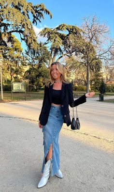 Jean Skirt And Cowboy Boots, How To Style A Denim Skirt, Outfit Cowboy Boots, Outfit Cowboy, Satin Skirt Outfit, Denim Skirt Fashion, Jean Skirt Outfits