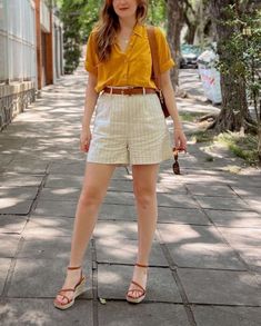 Summer Blouse Outfit, Looks Com Short, Blouse Outfit Casual, Female Clothes Outfits, Classic Style Outfits, Shorts Outfits Women, Summer Shorts Outfits, Diy Clothes Life Hacks