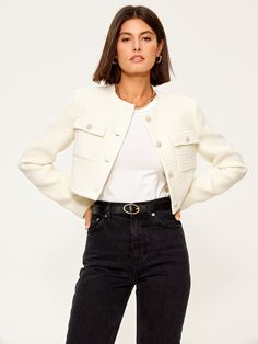 White Cropped Jacket Outfit, White Tweed Jacket Outfit, Tweed Coat Outfit, Cream Jacket Outfit, Boucle Jacket Outfit, Chanel Jacket Outfit, Tweed Jacket Style, Cropped Jacket Outfit, White Jacket Outfit