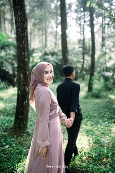 Hijab Couple Photoshoot, Preeweding Shoot Outdoor, Ide Prewedding Outdoor, Prewedding Poses Outdoor, Prawedding Konsep Outdoor Casual, Prewedding Pose Outdoor, Casual Prewedding Outdoor