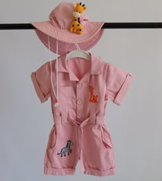 ⭐⭐Personalized Baby Girl Pink Safari Adventure Costume* Toddler Safari Explorer Costume * Infant 12 -24 Months Jumpsuit * Birthday Kids Gift ⭐⭐ 📌 BELT is included in the price. 👉 Our Safari Costume is handmade. There may be slight variations as it is handmade. 👉 Costume consists of Jumpsuit, Belt and Hat. If desired, you can personalize it by printing your name on the front or back of the overalls. For name embroidery, you must to purchase. 👶🏻 Product Fabric: 100% COTTON fabric is used. It Pink Safari Tutu, Safari Costume Baby Boy, Pink Safari Outfit, Safari Vest Outfit, Toddler Girl Dinosaur Costume, Safari First Birthday Girl, Minnie Safari Birthday, Pink Safari Birthday Party, Adventure Costume