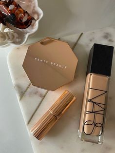 Fenty Makeup, Makeup Flatlay, Makeup Items, Highlighter Makeup, Light Makeup, Makeup Techniques, Makeup Eyeliner