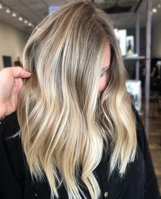 Bronde Balayage Straight Fine Hair, Mid Length Blonde Hair Balayage Straight, Baylage Blonde Straight Hair, Dimensional Blonde Balayage Straight Hair, Vanilla Hair Color, Bright Neutral Blonde Highlights, Cosmo Hair, Balayage Hair Blonde Medium, Medium Length Blonde Hair