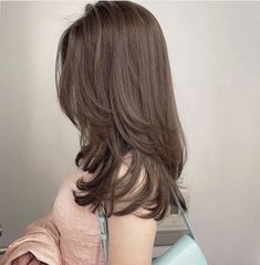 Sleek and Stunning: Long Layered Hairstyles Guide Haircuts For Medium Length Hair, Brown Hair Looks, Layered Haircuts For Medium Hair, Cute Hairstyle, Hijab Girl