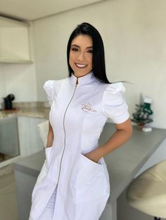 Jaleco feminino com zíper. Mangas e laterais em malha, proporcionando conforto e mobilidade. Estiloso e prático. Salon Scrubs Uniform, Beauty Salon Uniform Ideas, Women's Lab Coat, Spa Uniform, Stylish Scrubs