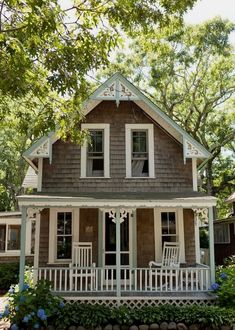 a house that is sitting in the grass