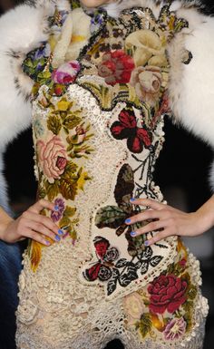 Jean Paul Gaultier Details Magic Concept, Crochet Modern, Detail Couture, Applique Flowers, Butterfly Fashion, Creative Crochet, Fashion Crochet, Stephane Rolland, Form Crochet