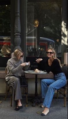 French Girl Aesthetic, French Aesthetic, Chique Outfit, Paris Mode, Paris Cafe