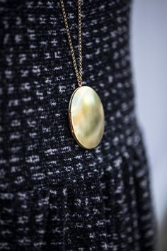 Large Simple Locket Necklace, Plain Long Oval 1960s Simple Brass Keepsake, Gold Locket Jewelry Simple Locket, Locket Jewelry, Copper Interior, Interior Vintage, Oval Locket, Jewelry Lockets, Gold Locket, Rolo Chain, Locket Necklace