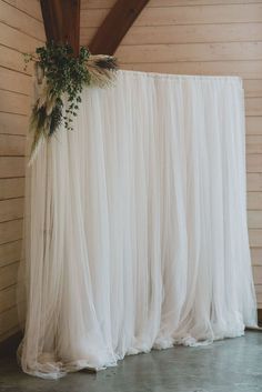 Simple and stylish boho chic photo booth backdrop at a barn wedding at Birds Eye Cove Farm. Easy Wedding Alter, Easy Photo Backdrop Wedding, Selfie Backdrop Wedding, Simple Photo Backdrop Wedding, Simple Wedding Photo Booth, Diy Reception Backdrop, Photo Booth For Weddings, Easy Boho Backdrop, Easy Photobooth Ideas