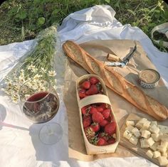 there’s food and it’s a picnic basically Masha Core, Grape Juice, Summer Picnic, Date Ideas