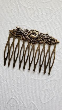 Floral Bouquet Haircomb This Beautiful Rose Floral Bouquet Haircomb is bronze and is captivating and Beautiful. This comb can be used for special occasions like weddings, or for everyday occasion.  ☻Link to More Hair Accessories: https://www.etsy.com/shop/FashionCrashJewelry?ref=profile_header&search_query=hair+accessories ☻Link to The ENTIRE SHOP: https://www.etsy.com/shop/FashionCrashJewelry?ref=shopsection_shophome_leftnav&ga_search_query=crystal%2Bnecklace Our Motto ~ Happy Customers Are Awe Antique Hair Accessories, Vintage Hair Pin, Vintage Things Aesthetic, Pretty Hair Clips, Hair Comb Aesthetic, Light Academia Accessories, 1900s Accessories, 1890s Accessories, Thrift Accessories