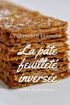 Si la pâte feuilletée fait peur à pas mal d’entre vous, qu’en est-il de sa fausse jumelle la pâte feuilletée inversée ? Allez, honnêtement… les doigts dans le nez ou peur à en trembler ? Comme à notre habitude, dans cet article on va te donner tous nos secrets (appris auprès des plus grands chefs) pour réussir une pâte feuilletée inversée de folie ! Tu vas non seulement découvrir une superbe recette, mais aussi et surtout 13 astuces qui feront la différence ! Philo Dough, Breakfast Pastries, Dessert Toppings, Milk Cookies, Baking And Pastry, Chef Recipes, Cooking Techniques, Puff Pastry, Food Photo