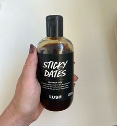 Sticky dates (lush) smells like drizzled sticky syrup and will leave your skin feeling like a goddess. Sticky Dates Lush, Vanilla Routine, Sticky Dates Shower Gel, Lush Body Wash, Treacle Moon Shower Gel, Shower Gel Vanilla, Lush Sticky Dates Shower Gel, The Body Shop Shower Gel