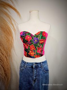 Para que seas la mas bonita de la fiesta, esta crop top realzara tu belleza aparte que es super comoda y fresca. El bordado es mas hermoso en persona. La parte de la espalda es ajustable, el top es talla small-medium El color del bordado puede variar un poco debido a que es uu producto artesanal. Mexican Dresses For Kids, Traditional Mexican Shirts, Floral Halter Top, Mexican Shirts, Mexican Blouse, Mexican Fashion, Embroidered Crop Tops, Pink Crop Top, Mexican Dresses