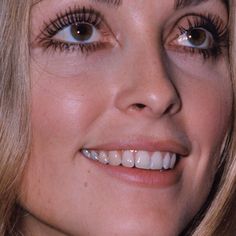 Sharon Tate Makeup, Doe Eye Makeup, 1960s Makeup, Retro Makeup, 70s Aesthetic, Sharon Tate