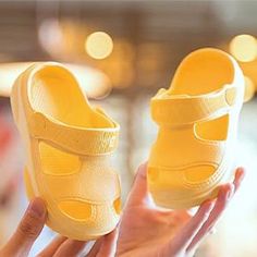 " Is het officieel Klompenweer? Wij denken van wel!

 Onze MINI ROMAN ™️ Clogs zijn absoluut het meest glamoureuze schoeisel voor warm weer om plezier en vreugde te brengen in het leven van uw kleine kind. Ze zijn gemaakt met EVA- materiaal voor een wolkachtig gevoel bij elke kleine stap.

 Ze kunnen worden gedragen als sandalen of pantoffels dankzij een veelzijdige riem aan de achterkant die de voeten niet samenknijpt voor een gemakkelijke slip 0n/off. Ook, waardoor het kind lange tijd op zijn gemak kan lopen zonder zich ongemakkelijk te voelen.


 Ze zijn verkrijgbaar in vier zomerse pastelkleuren, waardoor ze onweerstaanbaar zijn. 







 




 FLEXIBELE EVA-ZOOL 






 Lichtgewicht, duurzaam materiaal dankzij EVA Advanced Technology, waardoor het superzacht en zacht voor kindervoe Summer Plastic Non-slip Clogs, Summer Non-slip Plastic Clogs, Summer Closed Toe Plastic Clogs, Cute Non-slip Summer Clogs, Fun Non-slip Summer Clogs, Playful Plastic Clogs For The Beach, Playful Plastic Clogs For Beach, Plastic Slide Clogs For Summer, Playful Plastic Beach Clogs