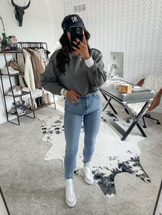 Outfits To Go With Platform Converse, Jeans And Converse Outfit Fall, Platform Converse Jeans Outfit, Converse Chucks Outfit Women, White High Top Converse Outfit Fall, White Platform Converse Outfit Fall, Khaki Converse Outfit, Layered Fall Outfits Casual, Platform Converse Outfit Winter