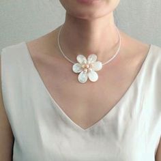 18'' Natural White Shell Flower Pearl Necklace choker necklace Mother Of Pearl Necklace - Etsy 日本 White Shell Choker As A Gift, Elegant White Pearl Necklace From Shell, Mother Of Pearl Shell Necklace For Wedding, White Flower Pearl Necklace Gift, White Pearl Choker With Clavicle Chain, White Shell Necklace With Clavicle Chain, Handmade White Flower Necklace, White Pearl Flower Necklace, White Flower Choker Necklace As Gift