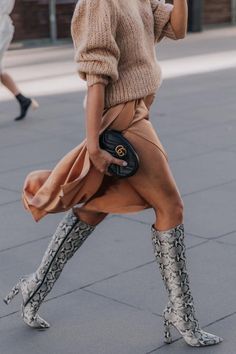 Moda Chic, Trending Boots, Makeup Blogger, Vogue Australia, Cool Street Fashion, Girly Fashion, Heel Boots, Ladies Dress Design, Boots Outfit