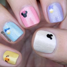 Nails 2023 Trends Disney, Disney Wedding Nail Designs, Cute And Simple Disney Nails, Simple Gel Nails Short Disney, Disney Short Nail Designs, Disney Nails Acrylic Mickey Mouse, Gel Nail Designs Disney, Disney Nail Designs Simple Short, Kid Disney Nails