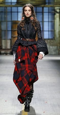 Tartan Skirt Outfit, Camille Hurel, Tartan Fashion, Estilo Hippy, Supermodels Runway, Street Style Trends, Fashion Now, Fashion Campaigns, Style Party