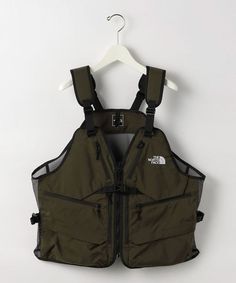 ギアメッシュベストGear Mesh Vest■メーカー品番・NP22231■デザイン手ぶらでアウトドアを存分に楽しめる、収納力の高いベスト。収納スペースを広げるダーツ入りのポケットや、貴重品の収納に便利なジッパー付きポケットなど、大小さまざまなサイズのポケットを合計10個備え��ています。表地には地厚なナイロンオックス素材、脇と背面にはポリエステルメッシュを使用しています。パッド入りのショルダーハーネスにより、肩への負担も軽減。ショルダー、ウエストはバックルで簡単にサイズ調節できます。キャンプシーンはもちろん、ちょっとした外出にもバッグを持たずに行動できる、日常生活にも活用できるアイテムです。============================ケア方法：洗濯機洗い可============================＜THE NORTH FACE（ザ ノースフェイス）＞1968年、カリフォルニア州バークレーで創業し、ダウンウエアの原型となるシェラパーカーを発表以降、フレーム入りバックパックやドーム型テントなど数々のイノベーションを送り出したブランドTHE NORTH FACE。常 Mesh Vest, City Boy, Vest Designs, Insta Videos, United Arrows, Vest Outfits, Sleeveless Vest, Fashion Sewing, Graffiti Art