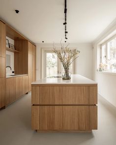 Small Oak Kitchen, Cream And Wood Kitchen, Portugal Kitchen, Wood Kitchen Islands, Composite Marble, Modern Wooden Kitchen, Muji Style, White Oak Kitchen