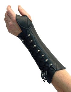 Archer Bracer, Moda Steampunk, Bolesti Chrbta, Wrist Guard, Leather Bracers, Archery Bows, Traditional Archery, Arm Guard, Leather Armor