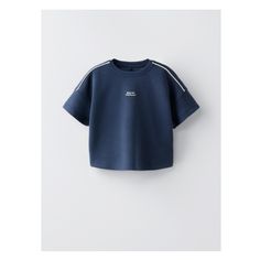 Round neck T-shirt with short sleeves. Text print on chest and contrasting detail contrast piping on the shoulders. Fabric is 42% modal. Blue Sporty T-shirt With Contrast Stripes, Sporty Crew Neck Tops With Contrast Trim, Summer Blue T-shirt With Contrast Stripes, Blue Casual Tops With Contrast Trim, Navy Letter Print Athleisure Top, Sporty Navy T-shirt For Summer, Navy Athleisure Top With Letter Print, Blue Tops With Contrast Trim For Summer, Sporty Crew Neck T-shirt With Contrast Trim