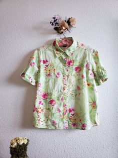 Gepetto Women Shortsleeve Summer Floral Top Shirt Rhinestone Embellished Size S. Made in Bangladesh .Cotton 97% lycra 3%.  Slightly stretchable.  In very good used condition. Dimensions laying flat: height 23"  between armpits 22"  sleeve 8.5". Green Collared Top With Floral Print, Green Floral Print Top With Collar, Summer Floral, Floral Top, Womens Clothing Tops, Floral Tops, Favorite Outfit, Top Shirt, Blouses For Women