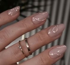 Semipermanent Nails Ideas, Formal Nails Classy, Formal Nail Ideas, Almond Nails With Gold, Classy Nails Ideas, Semipermanent Nails, Nails Art Ideas, Valentines Day Nails, Formal Nails