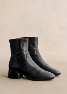 Paulette Low Boots - Glossy Black - Bovine leather - Sézane Iced Chocolate, Black Heels Low, Low Heel Ankle Boots, Low Heel Boots, Low Boots, Black Leather Ankle Boots, Gorgeous Shoes, Mode Inspo, Winter Shoes