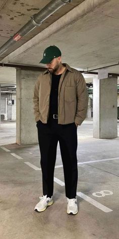 Cold Season Outfits Men, Autumn Outfits Men 2024, Mens Cold Weather Outfits, Men’s Winter Outfit, New York Winter Outfit Men, Men’s Outfit Inspo Fall Winter, Men’s Winter Street Outfits, Mens Baseball Cap Outfit, Outfit Roma