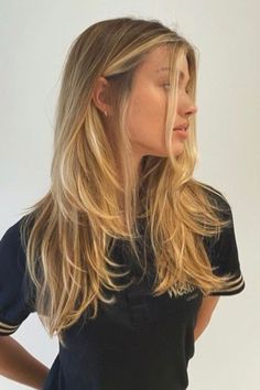 Cabelo loiro repicado em camadas estilo anos 90 Hairstyles For Layered Hair, Blonde Hair Inspiration, Blonde Hair Looks, Haircuts Straight Hair, Haircuts For Long Hair, Hair Inspo Color, Long Hair Cuts, Aesthetic Hair, Layered Haircuts