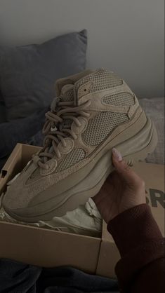 Yeezy Shoes Aesthetic, Dessert Boots Yeezy Outfit, Yeezy Desert Boots Outfit, Yeezy Boots Outfit, Yeezy Desert Boots, Desert Boots Outfit, Yeezy Aesthetic, Desert Shoes, Yeezy Fashion