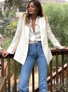 White Silk Shirt Outfit Jeans, Womens White Blazer Outfit, White Blazer Spring Outfit, White Silk Blazer Outfit, Jeans And White Blazer Outfit, Blazer Bianco Outfit, White Blazer Jeans Outfit, Outfit Blazer Blanc, White Blazer Outfit Women