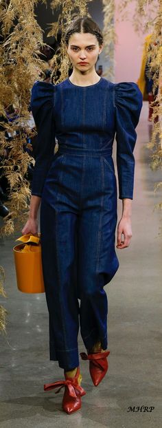 Ulla Jonhson Fall 2018_pinned from vogue.com/fashion-show Fashion Style Inspiration, Moda Denim, Winter Typ, Dad Sneakers, Red Sandals, Be Real, Red Outfit, Denim Design, Fashion 2018