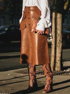 Midi Skirt And Boots, Brown Leather Skirt, Style Casual Chic, Brown Skirt, British Vogue, Fashion Seasons, 가을 패션, Skirt Outfits, Snake Print