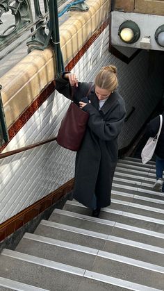 Gilmote Girl Aesthetic, Moosgaard Sisters, Camille Rowe Fur Coat, English Girls, Woman Walking, Estilo Chic, Autumn Aesthetic, Autumn Outfit