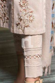 Linen Salwar Suit Designs, Pakistani Suit Pant Design, Pakistani Pent Designe, New Suits Designs For Women 2020, Pant Design Pakistani, Pant Suit Designs For Women, Pakistani Pant Design, Unstitched Suits Design, Pant Suits For Women Indian