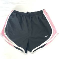 Nike Womens Fit Dry Running Training Shorts in Black Size Small S Brand:  Nike   Size:  Small Color:  Black, Pink Condition:  Great pre owned Measurements: Waist:  27 In Seam:  3 Total length:  11.5 See photos for more details, you will receive actual item pictured above. Before purchasing or Bidding:  Please ask any questions you may have, check all measurements, and review all photos before purchasing/bidding. Coloring:  Please note the actual items color(s) may very slightly due to variations Cheap Black Athletic Training Shorts, Affordable Nike Sportswear Athletic Shorts, Nike Rosa, Short Nike, Black Nike Shorts, Shorts High Waisted, Shorts Nike, Training Shorts, Nike Womens