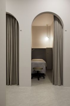 모던한 피부과 인테리어 Spa Interiors, Minimalist Salon, Small Clinic Design, Aesthetic Studio, Massage Room Design Luxury, Beauty Salon Aesthetic, Nail Salon Interior, Esthetician Room Decor