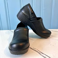 Nwot Dr Scholl's Dynamo Slip Resistant Work Clog Black Leather Comfort Size 7.5 - Brand New (No Box) Dr. Scholl's Dynamo Work Clogs - Black Leather - Slip Resistant - Slip On Fit For Easy On/Off - Anti-Microbial, Anti-Odor Insole Technology With Molded Pu Foam, Anatomical Cushioning, Comfort & Arch Support - Work Shoes Women Will Love In A Clog Design With 2 Inch Platform And Non-Marking Rubber Outsole - Women's Size 7.5 - New Without Box, Never Worn Please Look Carefully At The Pictures For Con Non-slip Round Toe Clogs For Work, Slip-resistant Closed Toe Slip-ons For Work, Slip-resistant Slip-on Clogs For Work, Slip-on Slip-resistant Work Clogs, Slip-resistant Closed Toe Clogs For Workwear, Synthetic Clogs With Arch Support For Work, Slip-resistant Round Toe Clogs For Work, Black Clogs With Arch Support For Work, Black Round Toe Clogs For Work