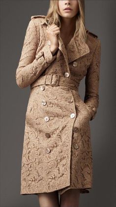 Lace Coat, Fashion Modest, Classy Lady, Burberry Coat, Burberry Trench, Burberry Trench Coat, Chic Outfit, Burberry London, 가을 패션