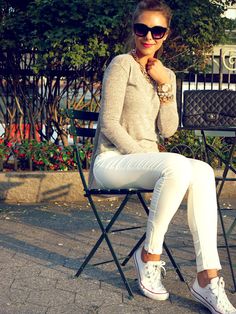 Nude Metallic Sweater, White Jeans, White Chucks & Plenty of Chuncky Gold Jewelery! How To Wear White Converse, Annie Jaffrey, White Converse Outfits, Converse Style Women, Outfit Summer Casual, Sneakers Outfit Summer, White Chucks, Tennis Shoes Outfit