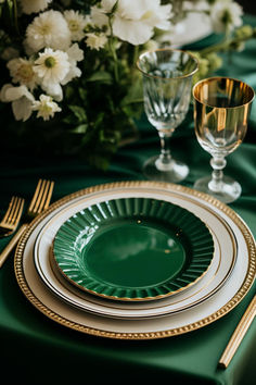 40+ Gorgeous St. Patrick's Day Table Decor Ideas to Try Green And White Christmas Table Decor, Dark Green Tablescape, St Patrick’s Day Tablescape, Green And Gold Combination, St Patricks Wedding, Christmas Table Decorations Ideas, St Patricks Day Table, Christmas Dining Table Decorations, Green Table Settings